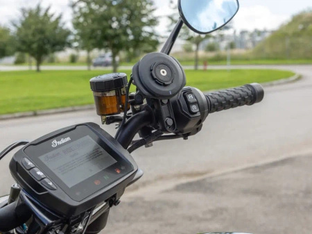 QUAD LOCK PODSTAWA MONTOWANA W OBEJMIE POMPY HAMULCA/SPRZĘGŁA